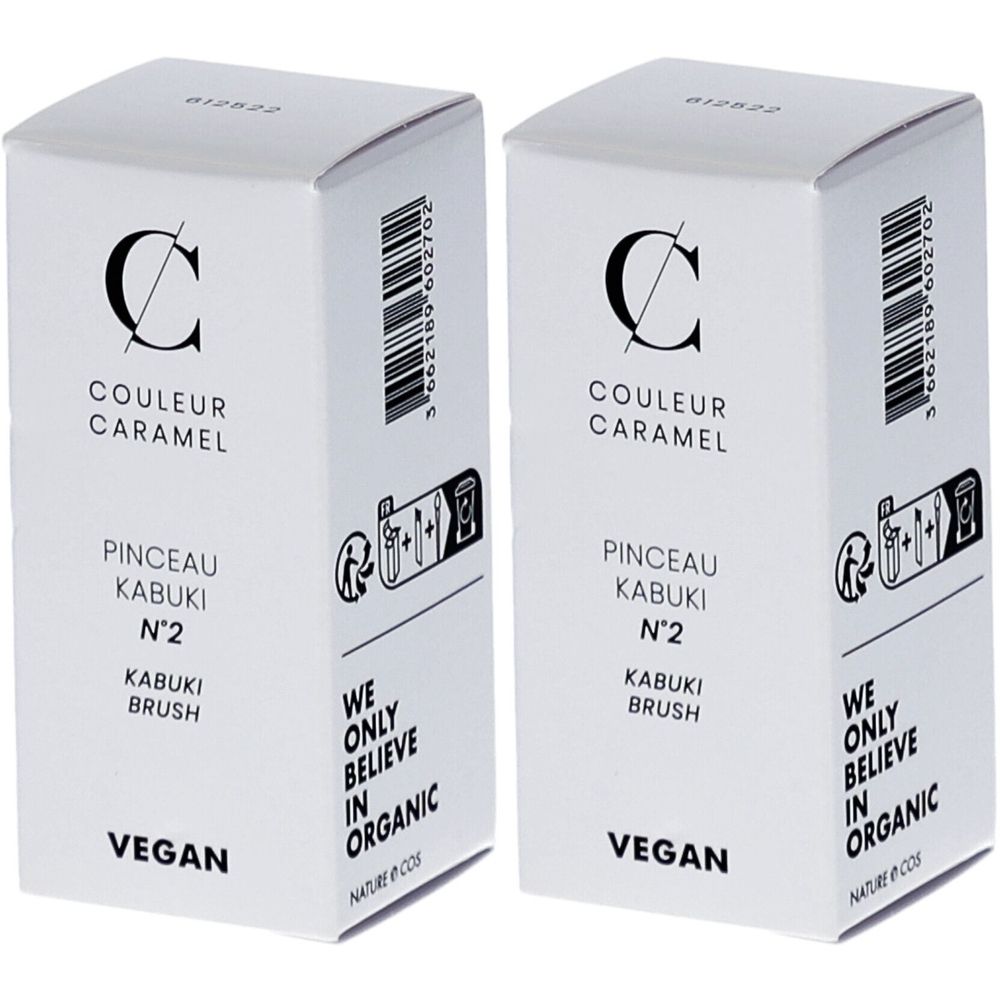 Zwei weiße Kartons mit Produktinformationen. Aufschrift: COULEUR CARAMEL, Pinceau Kabuki N°2, Vegan. Mit Barcode.