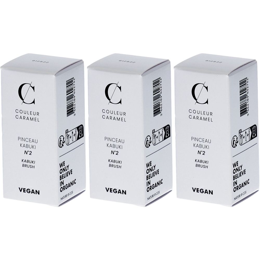 Drei weiße Kartons. Aufdruck: COULEUR CARAMEL, Pinceau Kabuki N°2, KABUKI BRUSH, VEGAN. Logo: C. Aufschrift: WE ONLY BELIEVE IN ORGANIC.