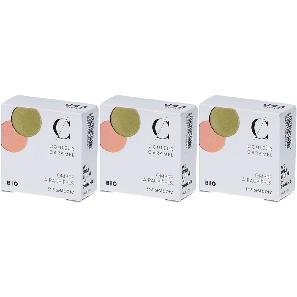 Trois boîtes blanches de fard à paupières. Inscription : COULEUR CARAMEL, BIO, Ombre à paupières, Eye Shadow. Deux couleurs visibles.