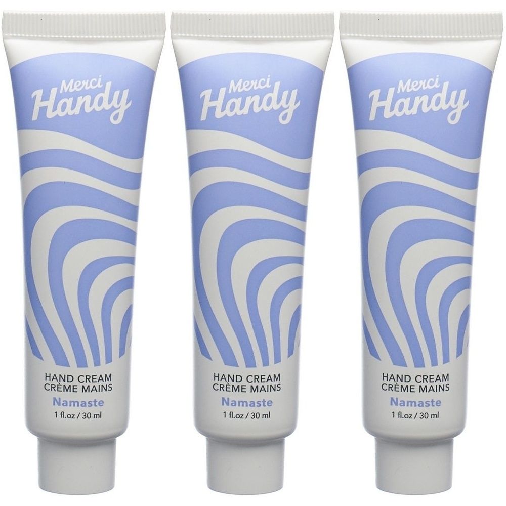 Trois tubes de crème pour les mains. Fond bleu clair avec des vagues blanches. Inscription : Merci Handy, Hand Cream, Namaste. Tube blanc avec bouchon à vis.