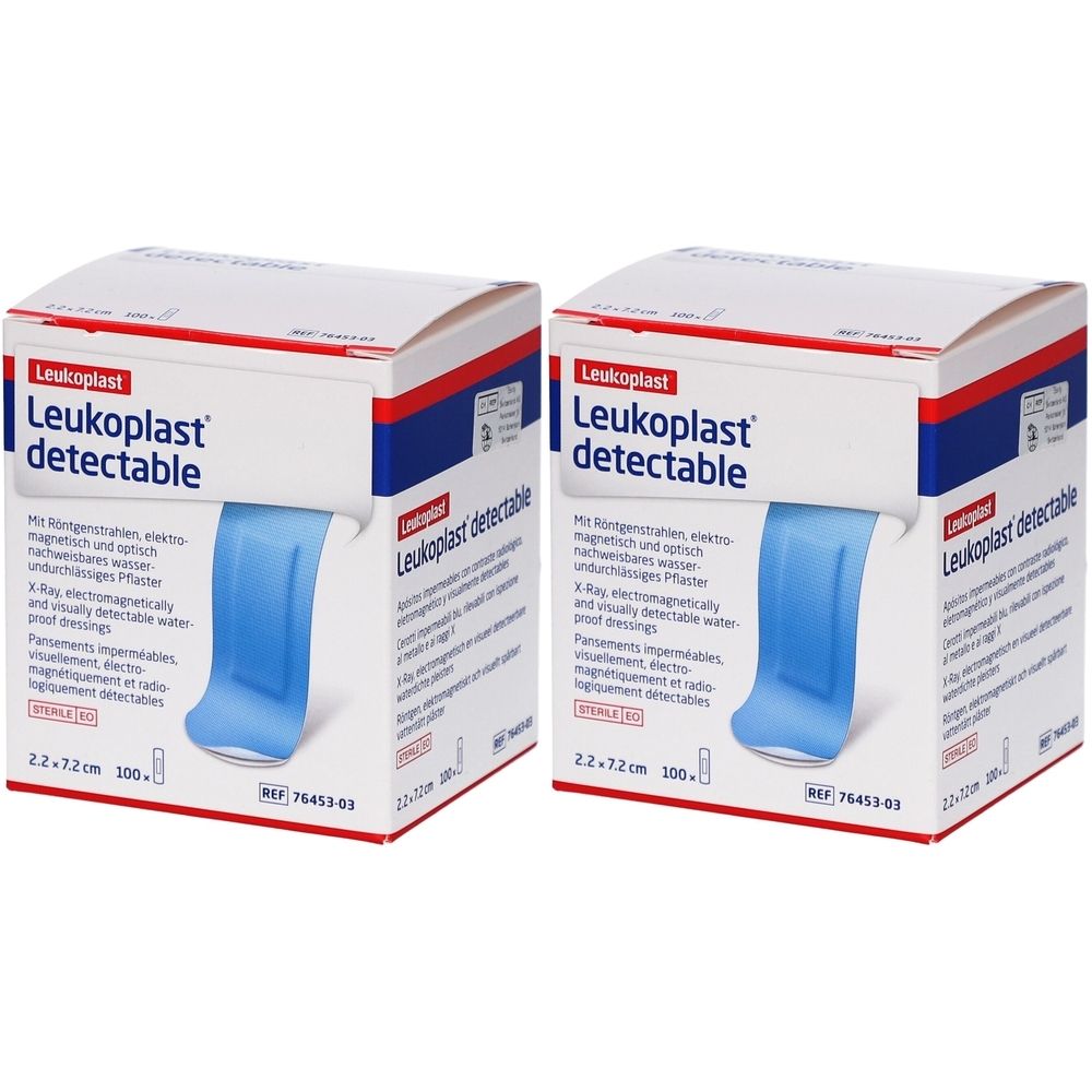 Deux boîtes de Leukoplast detectable. Bandes bleues visibles. Inscription: 2.2x7.2cm 100 pièces. Emballage stérile.