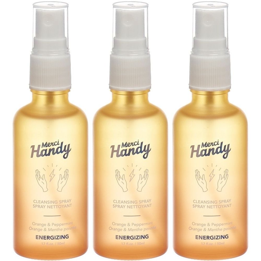 Drei Flaschen mit Sprühkopf. Aufschrift Merci Handy, Cleansing Spray, Energizing. Orange & Pfefferminze.