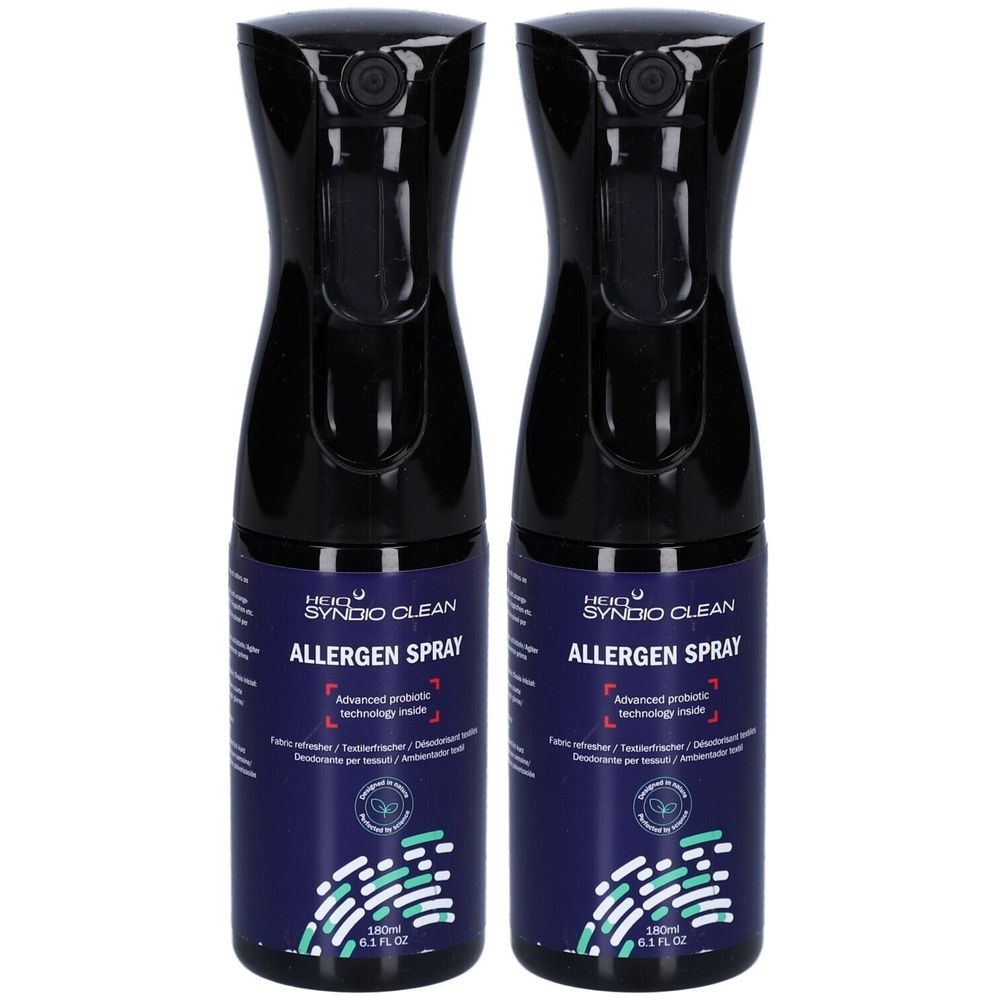 Deux flacons pulvérisateurs noirs. Inscription: HEIQ SYNBIO CLEAN ALLERGEN SPRAY. Étiquettes bleues avec texte et logo blancs.