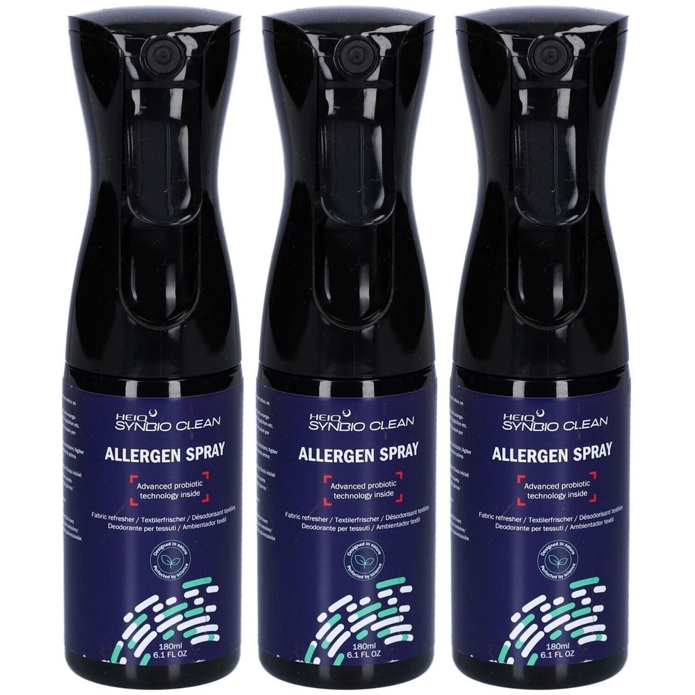 Trois flacons pulvérisateurs noirs avec étiquette bleue. Inscription : HEIQ SYNBIO CLEAN ALLERGEN SPRAY.