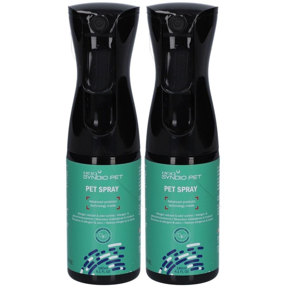 Deux flacons pulvérisateurs noirs. Inscription: HEIQ SYNBIO PET PET SPRAY. Étiquettes vertes et blanches. 180ml.
