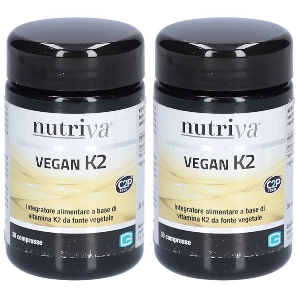 Deux flacons de Nutriva Vegan K2. Bouchons noirs, étiquettes blanches avec texte Vegan K2. 30 comprimés.