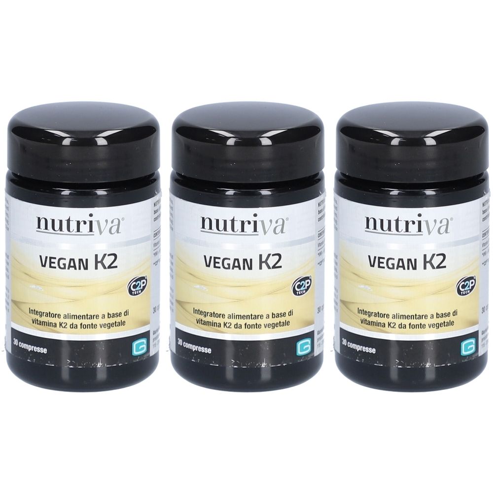 Trois flacons noirs avec l'inscription "nutriva VEGAN K2". Inscription : "Integratore alimentare a base di vitamina K2 da fonte vegetale".