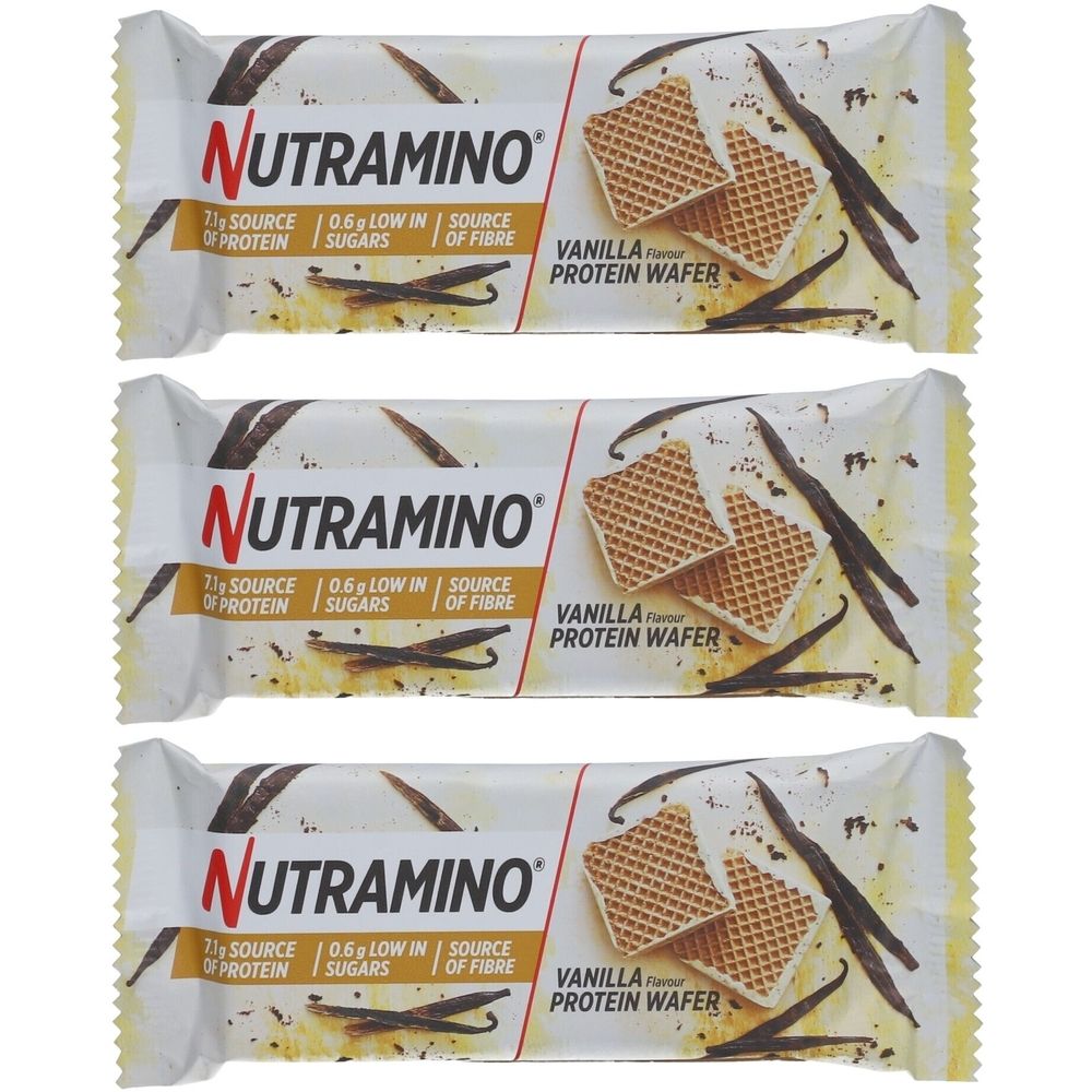 Drei Protein-Waffel-Riegel. Verpackung mit Logo NUTRAMINO, Text: 21g Protein, 0.6g Zucker, Ballaststoffe. Aufdruck: Vanille Protein Waffel.