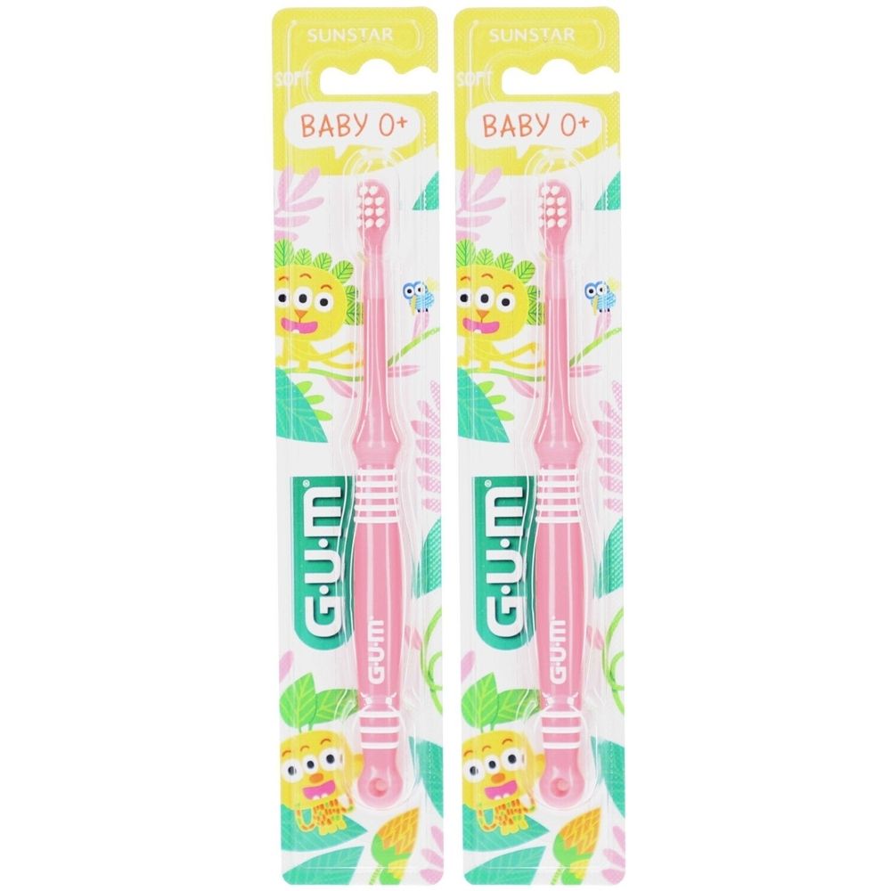 Deux brosses à dents roses pour bébés dans leur emballage. L'emballage porte la marque G.U.M, Baby 0+ et un motif de dessin animé.