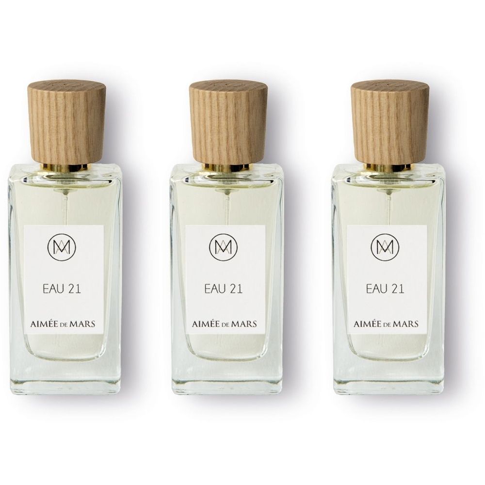 Trois flacons rectangulaires en verre avec bouchons en bois. Les étiquettes indiquent "EAU 21" et "AIMÉE de MARS".