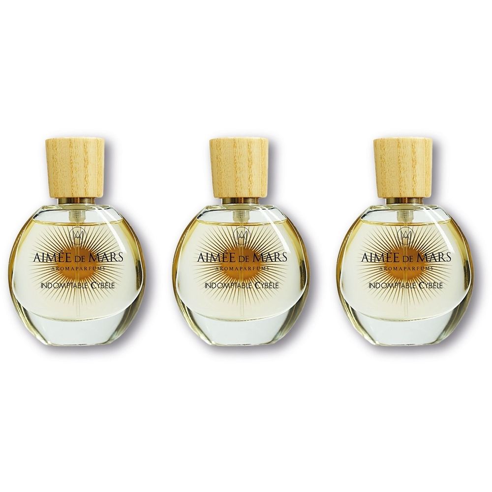 Drei runde Glasflakons mit Holzdeckel. Aufschrift: Aimée de Mars Aromaparfume Indomptable Cybèle.