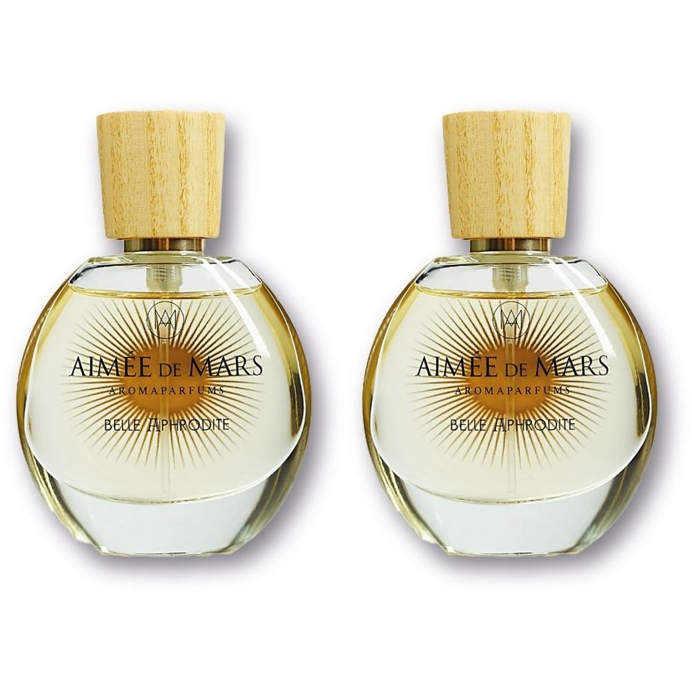 Zwei runde Glasflakons mit Holzdeckel. Aufschrift: Aimée de Mars Aromaparfum Belle Aphrodite.