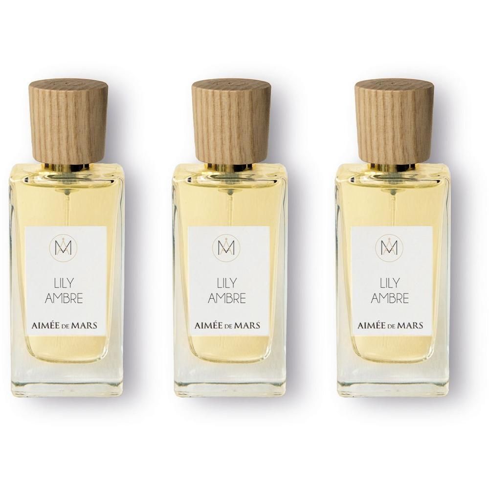 Trois flacons en verre avec bouchon en bois, contenant de l'eau de parfum jaune. Étiquette 'LILY AMBRE AIMÉE DE MARS'.