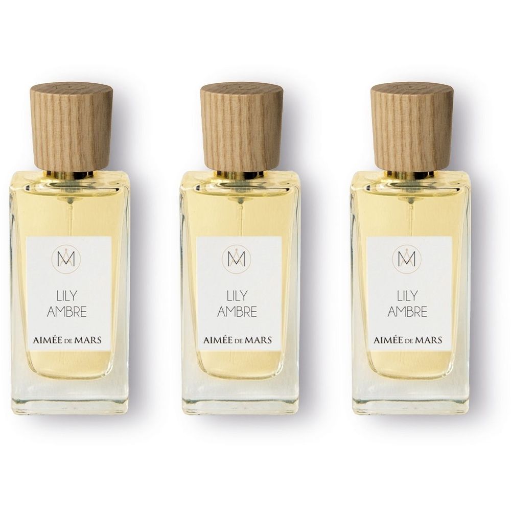 Trois flacons rectangulaires avec bouchons en bois. Étiquettes : Lily Ambre, Aimée de Mars. Flacons en verre transparent, contenu doré.