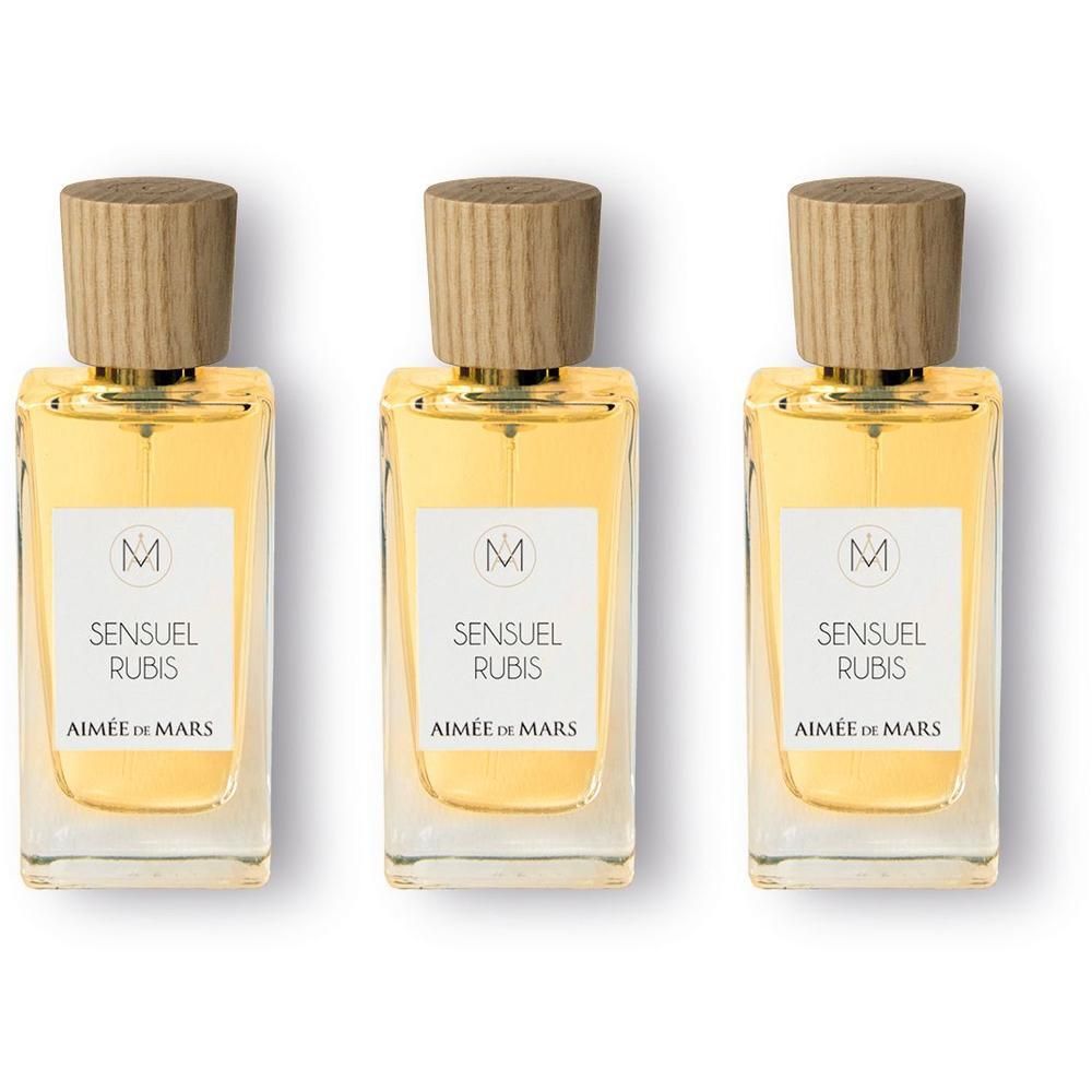 Trois flacons en verre d'eau de parfum, chacun avec un bouchon en bois et une étiquette.