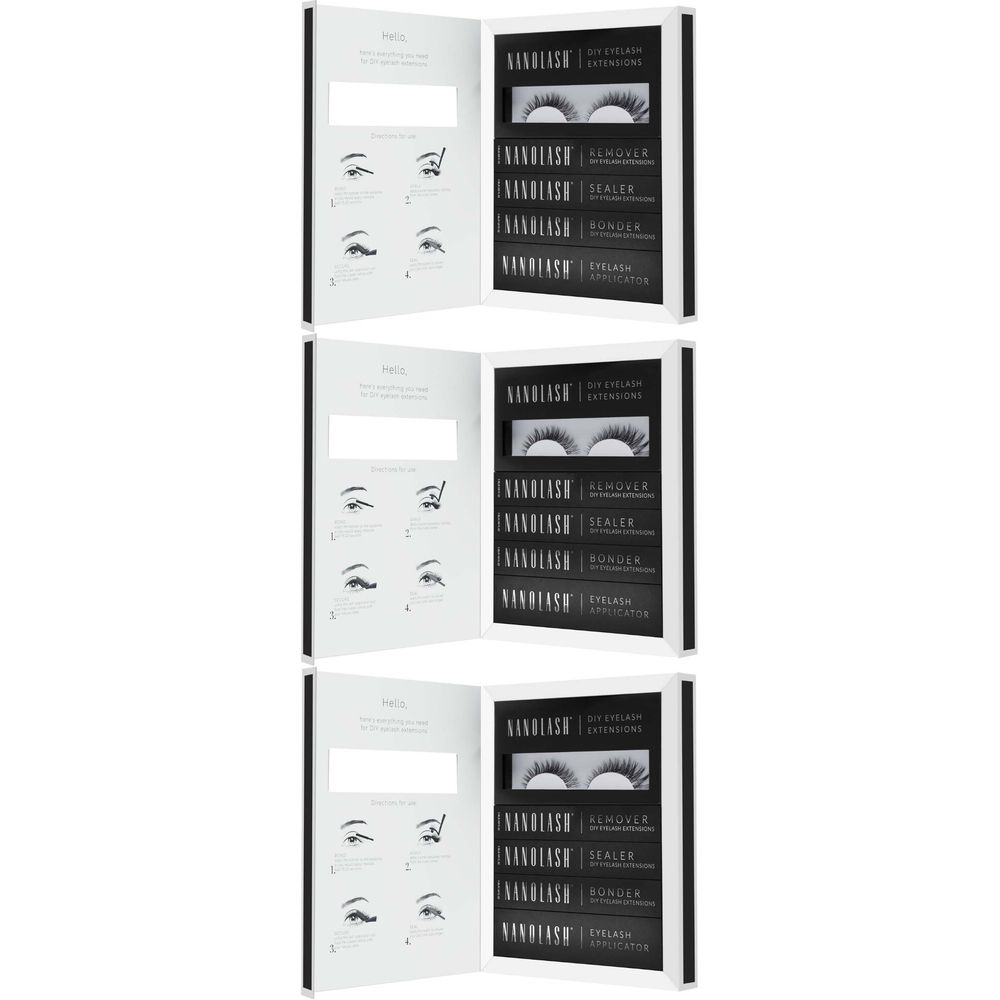 Trois étuis ouverts. Chaque étui présente des extensions de cils, un dissolvant, un scellant, un fixateur et un applicateur. Instructions à gauche.