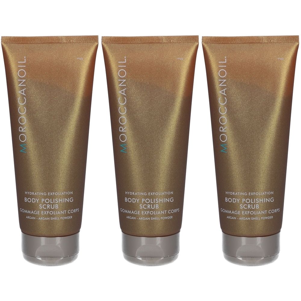 Trois tubes de gommage corporel doré. Chaque tube porte l'inscription "Moroccanoil Body Polishing Scrub". Bouchon gris.