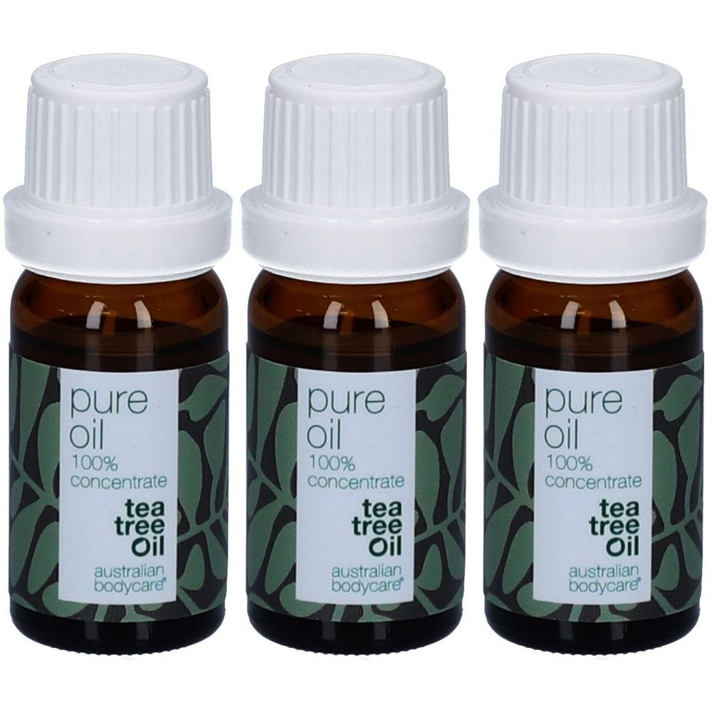 Trois petites bouteilles en verre brun avec bouchons blancs. Étiquettes : "pure oil 100% concentrate tea tree oil australian bodycare".