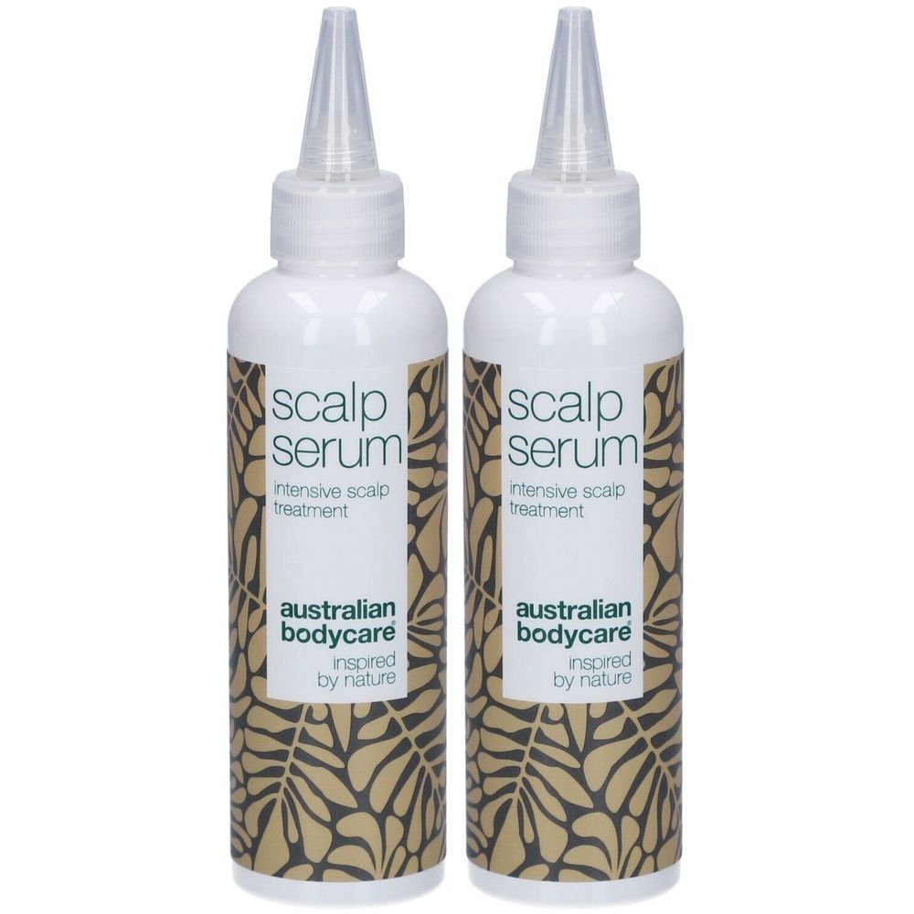 Zwei weiße Flaschen mit Applikator. Aufschrift: Scalp Serum, intensive Kopfhautbehandlung. Marke: Australian Bodycare.