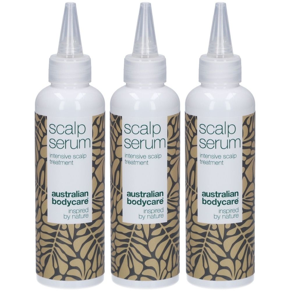 Drei weiße Flaschen mit Dosierspitze. Aufschrift: Scalp Serum, intensive Kopfhautbehandlung. Marke: Australian Bodycare.