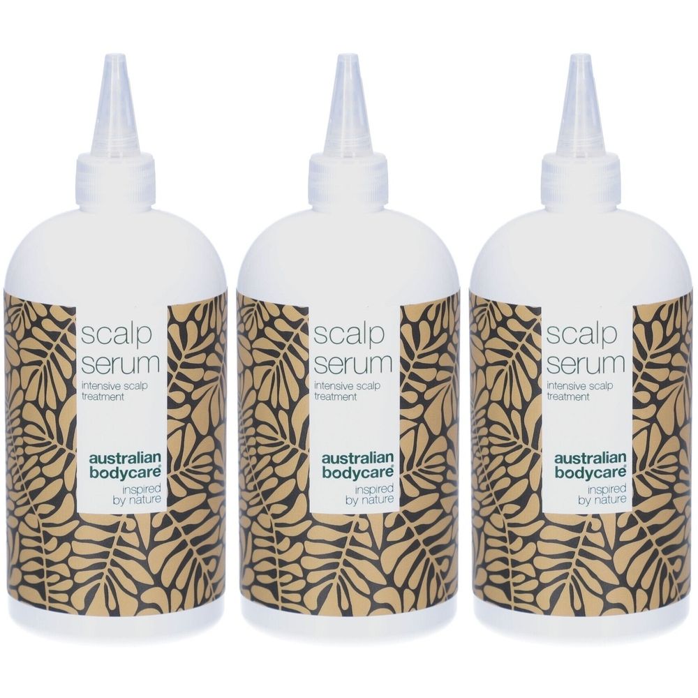 Trois flacons blancs avec applicateur. Inscription : Scalp Serum, australian bodycare, inspiré par la nature. Motif de feuilles dorées.