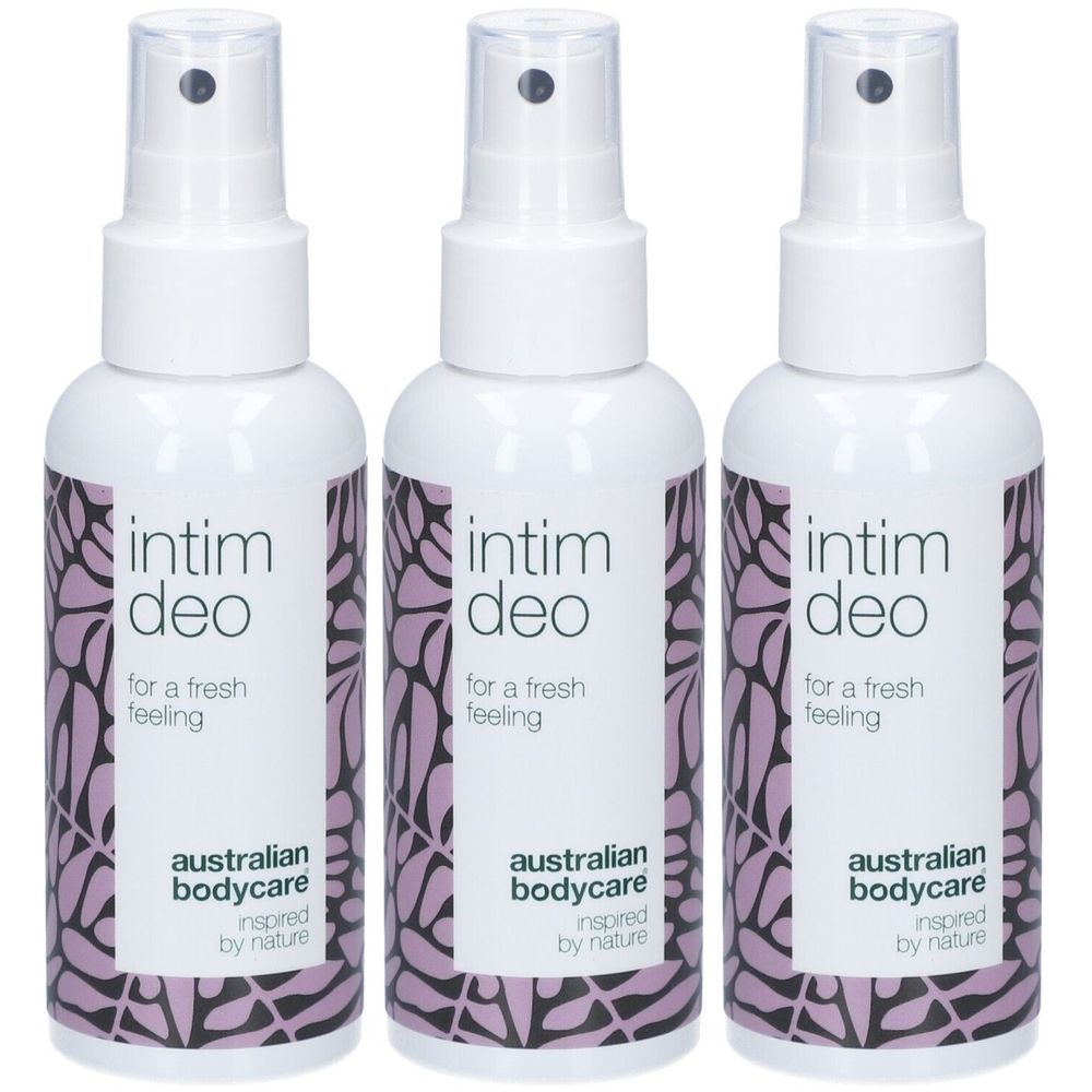 Drei weiße Sprühflaschen mit „intim deo“ Aufschrift. Marke: Australian Bodycare. Lila Muster und schwarzer Sprühkopf.