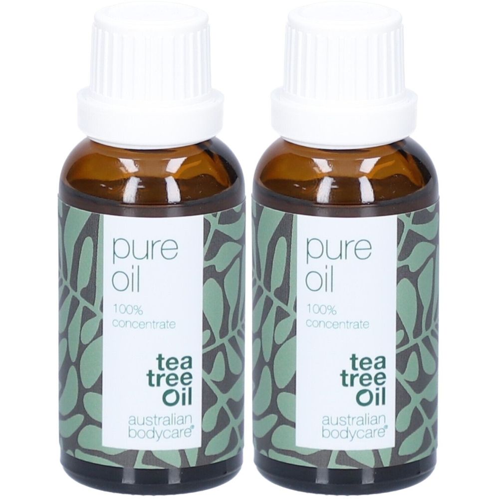 Deux flacons en verre brun avec bouchons blancs. Inscription : pure oil, 100% concentrate, tea tree oil, australian bodycare.