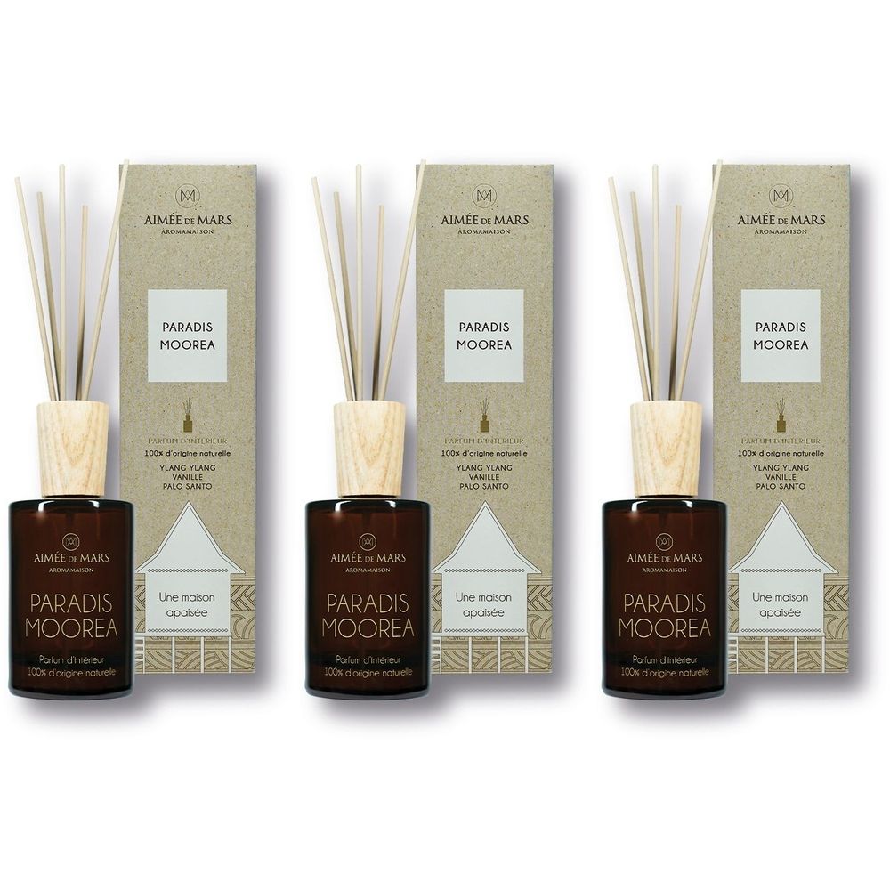 Trois diffuseurs de parfum. Flacons en verre brun, bouchons en bois, bâtonnets. Boîtes avec nom et logo.