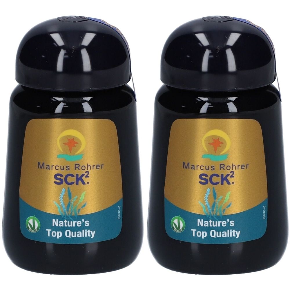 Zwei schwarze Flaschen mit goldenen Etiketten. Auf den Etiketten steht "Marcus Rohrer SCK²" und "Nature's Top Quality".