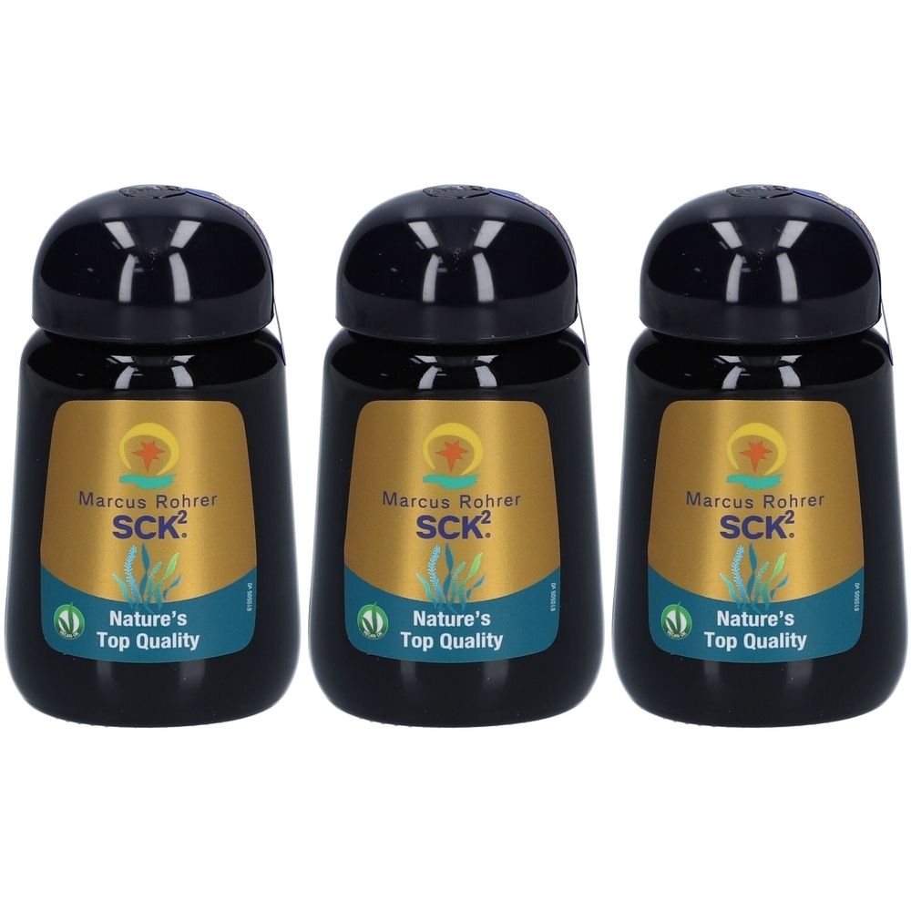 Drei schwarze Flaschen mit goldenen Etiketten. Aufschrift: Marcus Rohrer SCK². Nature's Top Quality.