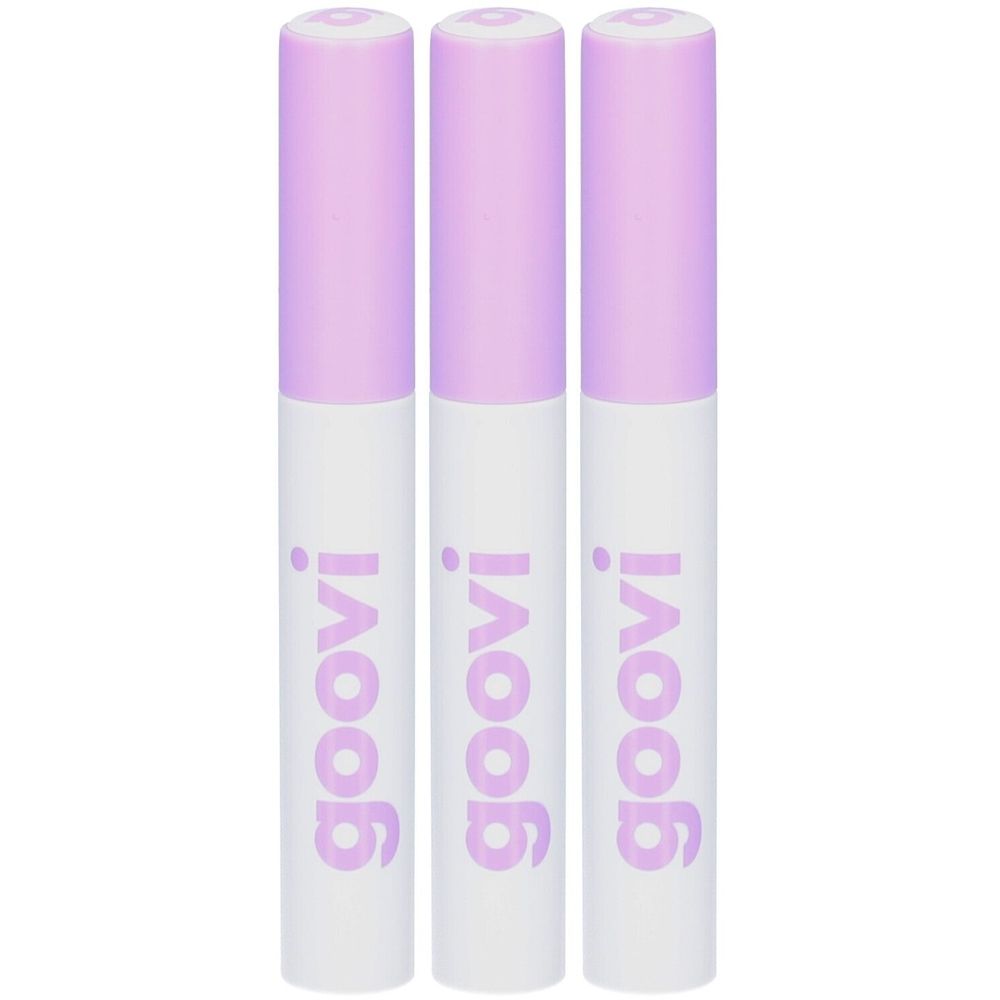 Trois flacons blancs avec des bouchons violets. Le mot « goovi » est écrit en violet.