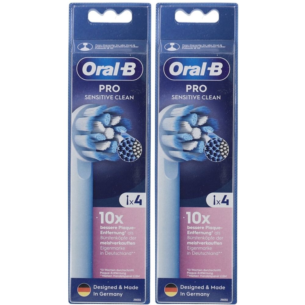 Zwei Packungen Zahnbürstenköpfe. Blaue und weiße Borsten. Marke: Oral-B Pro Sensitive Clean. Verpackung mit 1x4 Stück.