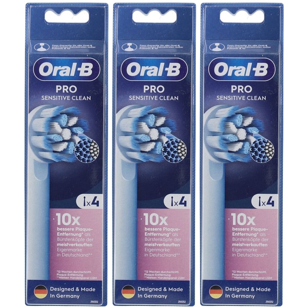 Drei Packungen Oral-B Pro Sensitive Clean Zahnbürstenköpfe. Blaue und weiße Borsten, Verpackung mit Produktnamen und Logo.