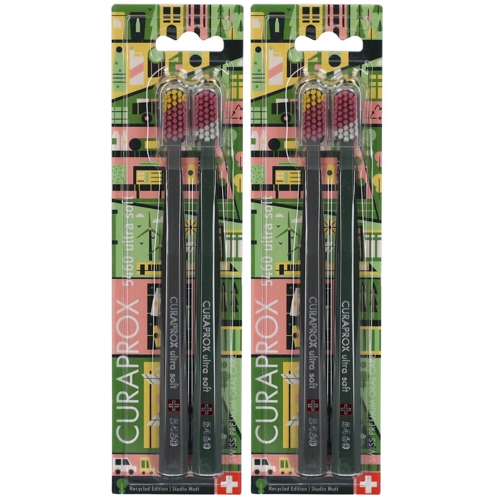 Zwei Zahnbürsten in Verpackung. Schwarze Griffe, farbige Borsten. Aufschrift: CURAPROX ultra soft, 5460. Schweizer Kreuz.