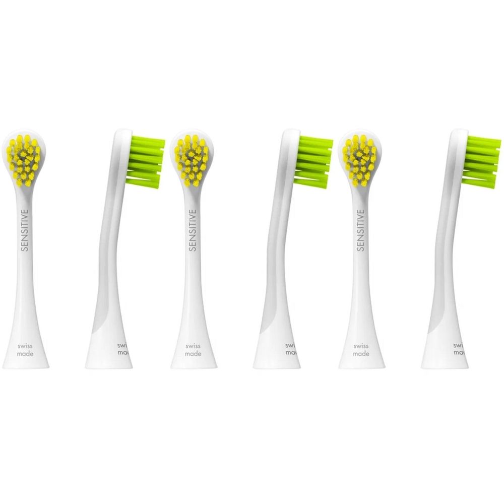 Sechs weiße Bürstenköpfe mit gelben Borsten und grünen Borstenreihen. Aufschrift "SENSITIVE" und "swiss made".
