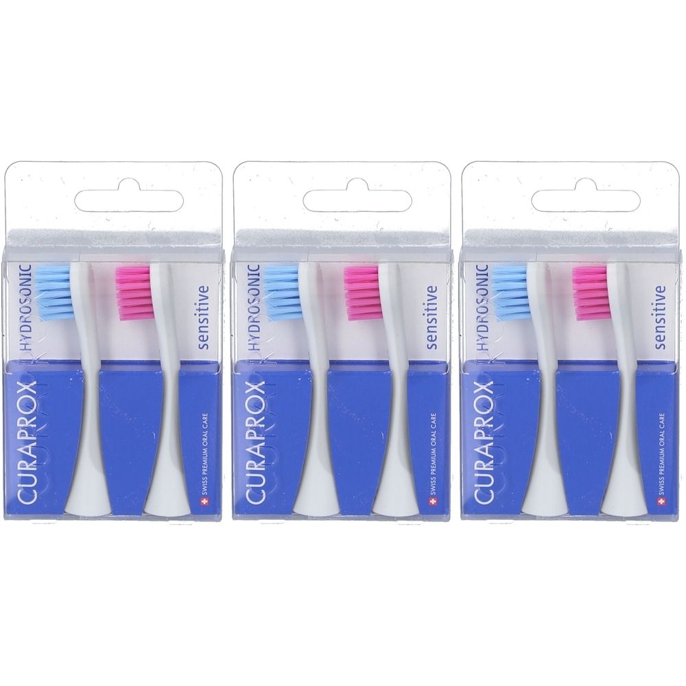 Drei Packungen mit Bürstenköpfen. Jede Packung enthält zwei Bürstenköpfe mit blauen und rosa Borsten. Marke: Curaprox.