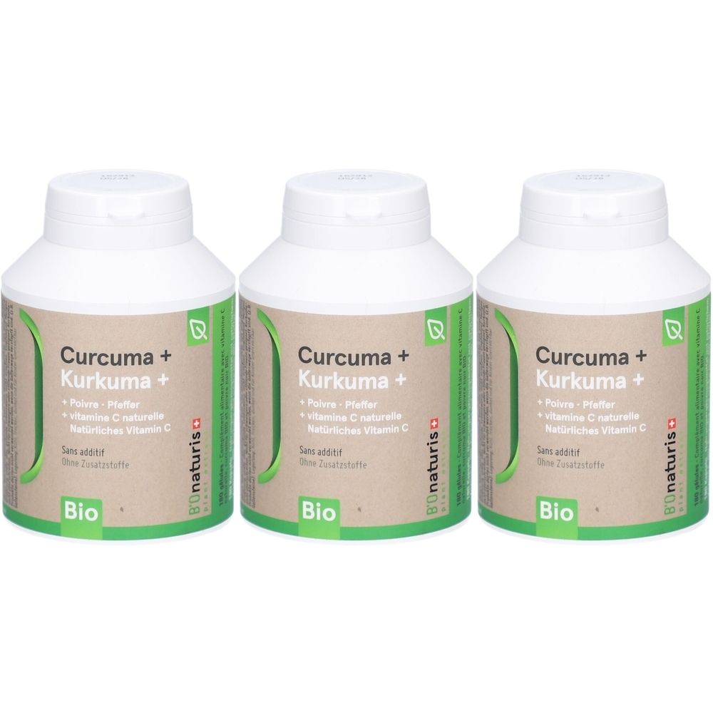 Drei weiße Flaschen mit grün-braunen Etiketten. Aufschrift: Curcuma + Kurkuma +, Bio. Sichtbar sind auch die Logos und der Markenname.