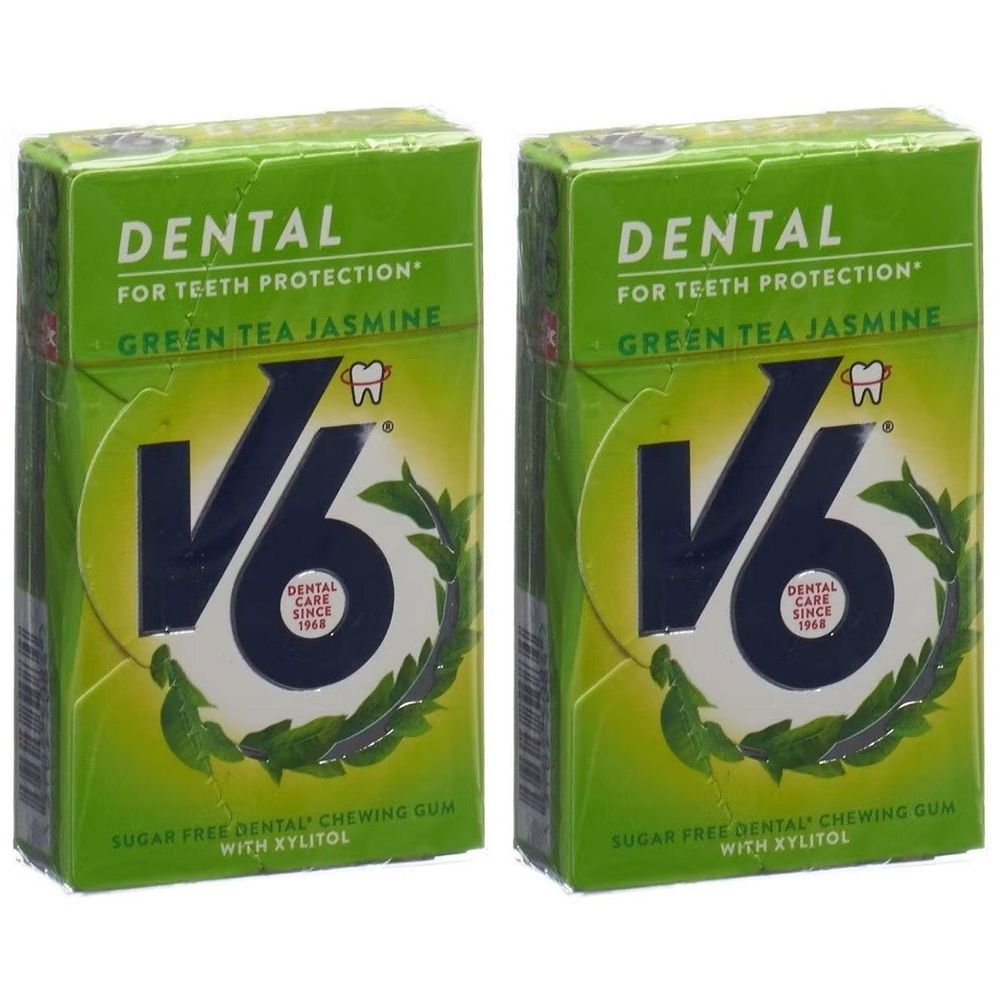 Zwei grüne Packungen Kaugummi. Aufschrift: DENTAL, FOR TEETH PROTECTION, GREEN TEA JASMINE, V6 Logo, DENTAL CARE SINCE 1964.