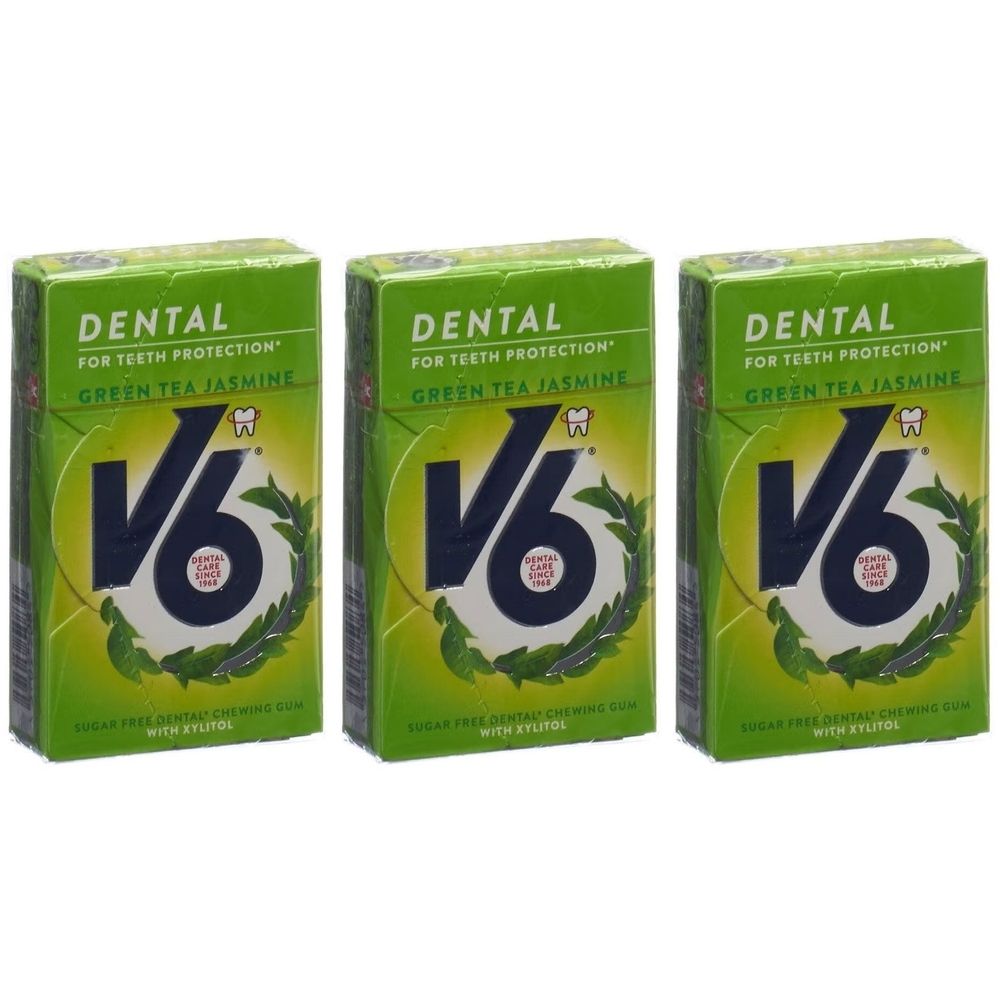 Drei grüne Schachteln V6 Kaugummi. Aufschrift: Dental, Green Tea Jasmine. Logo: V6 mit Zahn. Zuckerfrei mit Xylitol.