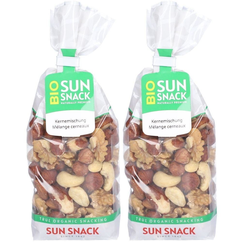 Zwei Beutel BIO SUN SNACK Bio-Ringe-Mix. Klarsichtbeutel mit Nüssen. Grüne Etiketten mit Produktnamen und Text. Aufschrift: TRUE ORGANIC SNACKING.