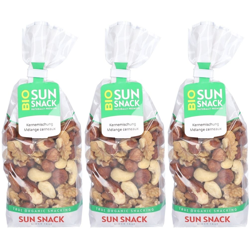 Drei Beutel BIO SUN SNACK Bio-Ringe-Mix. Klarsichtbeutel mit grünem Etikett. Aufschrift: Kernmischung, SUN SNACK.