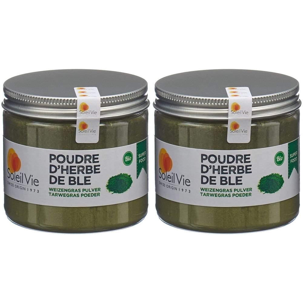 Zwei Gläser Soleil Vie BIO-Weizengras Pulver. Glas mit silbernem Deckel und Etikett. Aufschrift: Poudre d'Herbe de Ble, Weizengras Pulver.