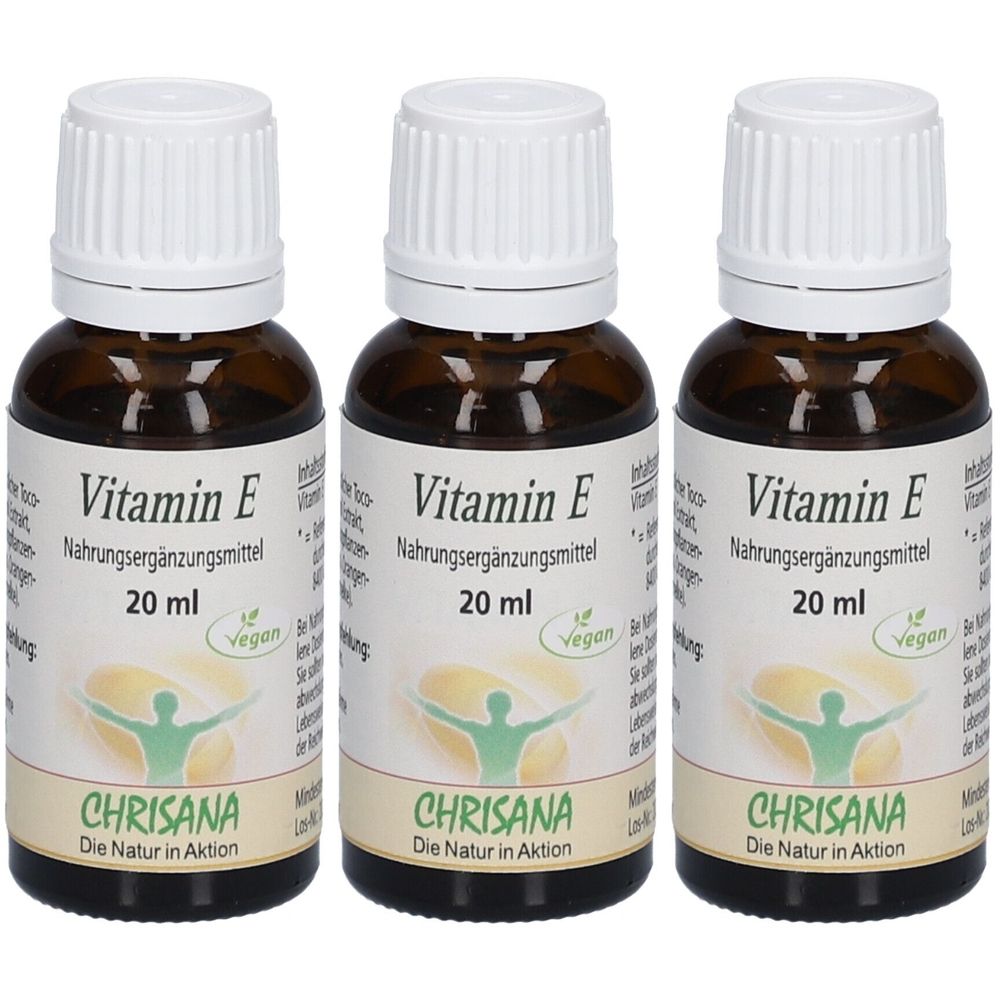 Drei braune Glasflaschen mit weißen Deckeln. Auf den Etiketten steht "Vitamin E", "Nahrungsergänzungsmittel", "20 ml" und "CHRISANA".