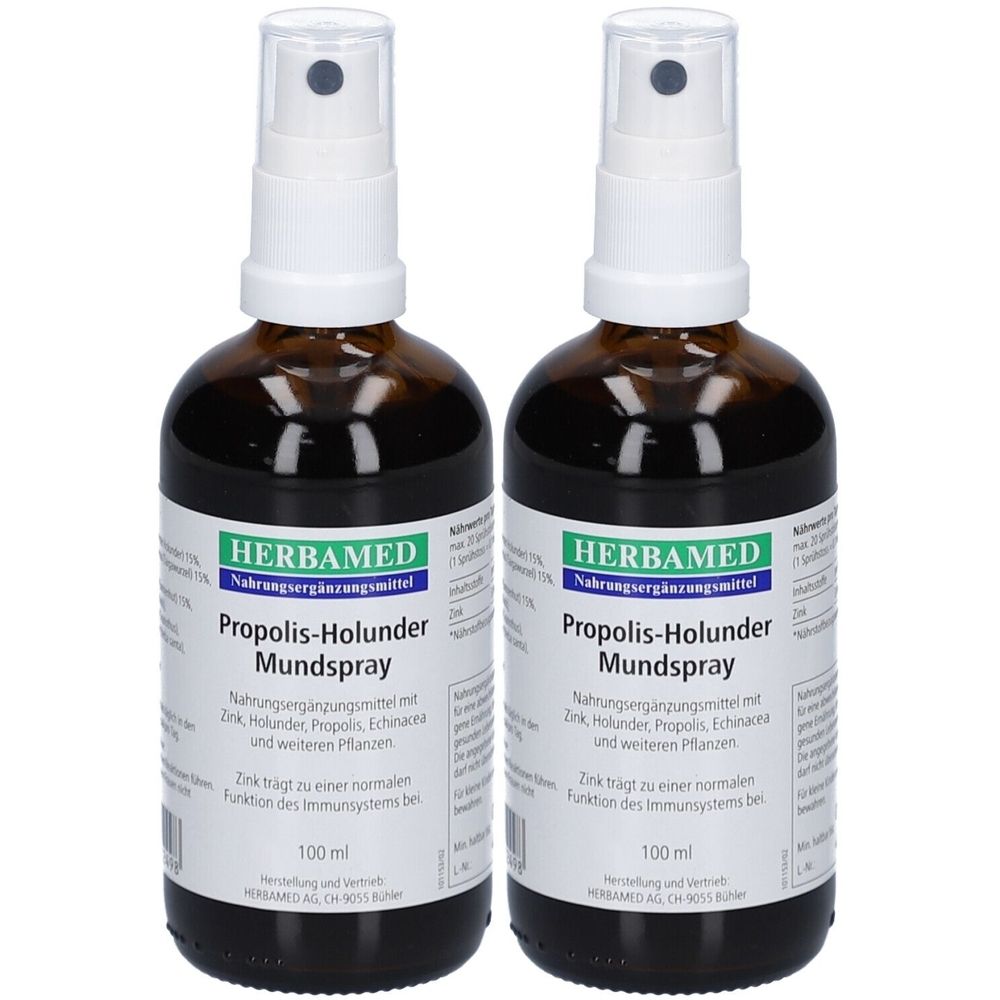 Zwei Flaschen HERBAMED Propolis-Holunder Mundspray. Braune Glasflaschen mit weißem Sprühkopf und Etikett. 100 ml.