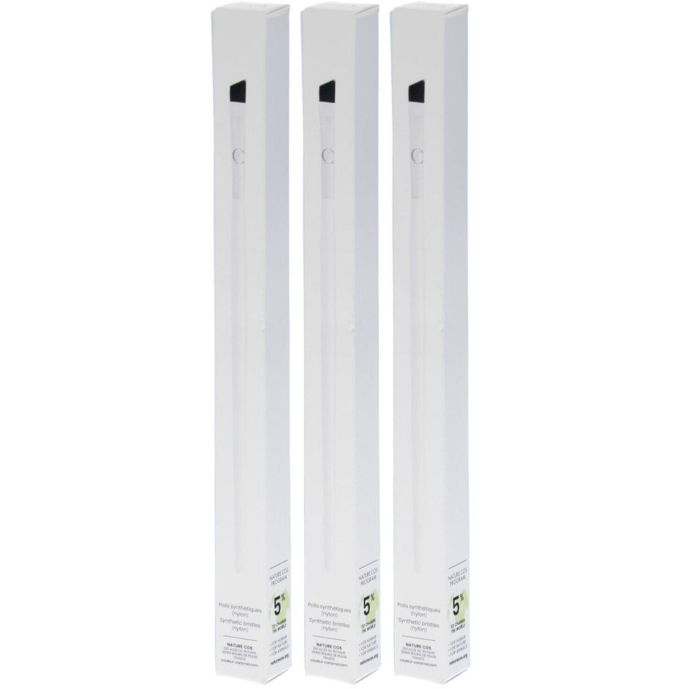 Drei weiße, längliche Verpackungen. Oben schwarze Elemente, unten grüne Aufkleber mit Text. Produkt: Abgeschrägter Lidschattenpinsel.