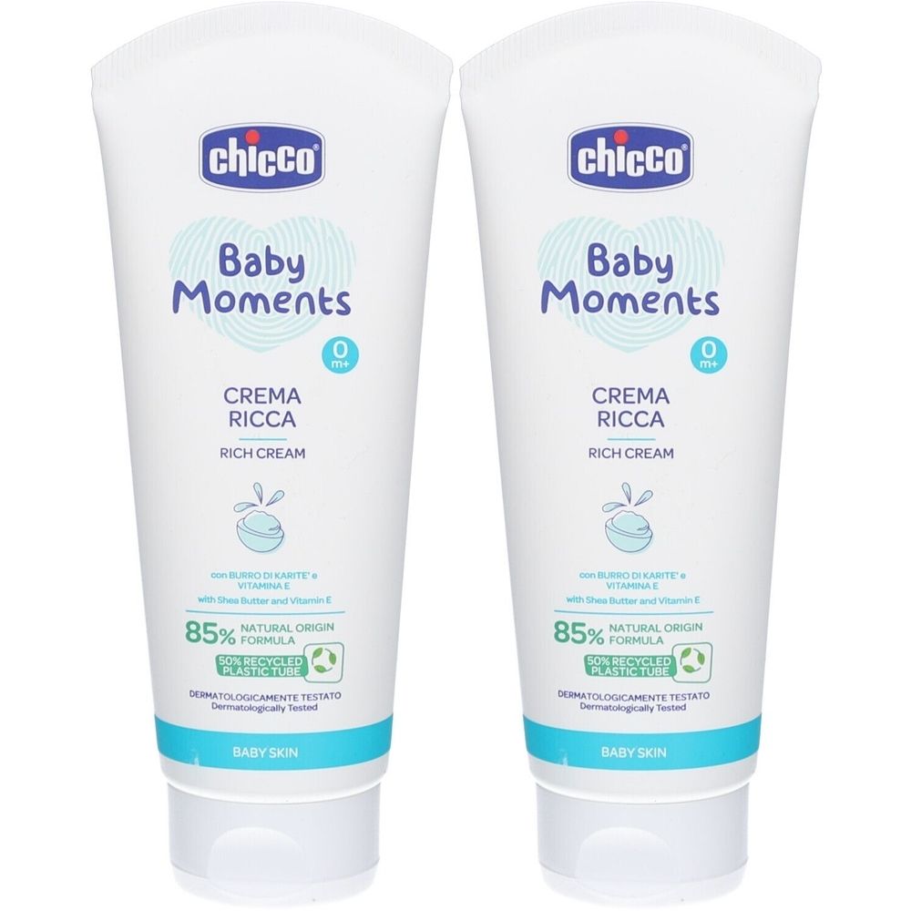 Zwei weiße Tuben mit blauer Aufschrift. Aufschrift: Chicco Baby Moments, Crema Ricca, 0m+. 85% natürliche Formel, dermatologisch getestet.
