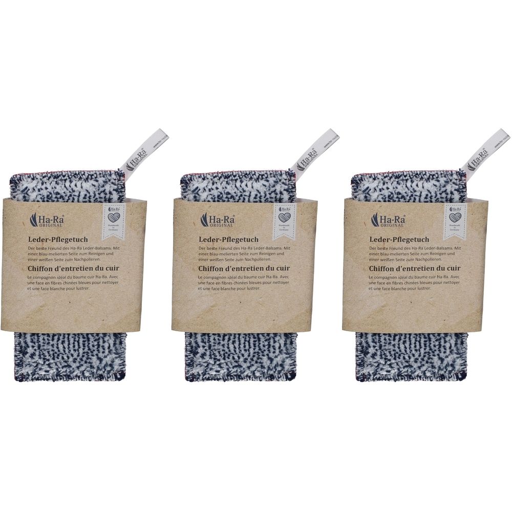 Drei Leder-Pflegetücher mit Verpackung. Jedes Tuch hat ein schwarz-weißes Muster und ist in einer braunen Pappverpackung mit Logo verpackt.