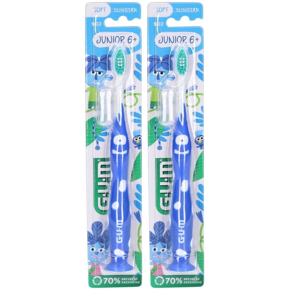 Zwei blaue Kinderzahnbürsten in Verpackung. Aufschrift: GUM Junior 6+. Weiche Borsten. Ergonomischer Griff. 70% recyceltes Verpackungsmaterial.