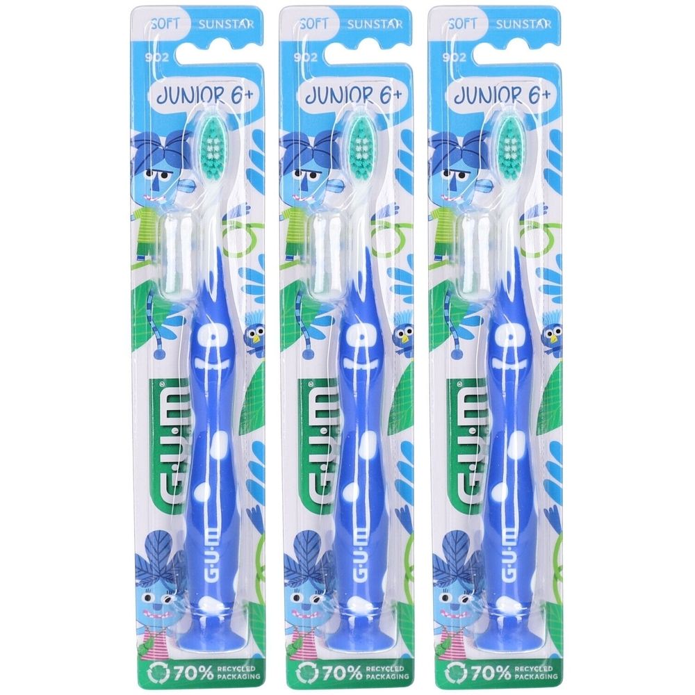 Drei blaue Kinderzahnbürsten in Verpackung. Aufschrift: JUNIOR 6+, GUM. Weiche Borsten, ergonomischer Griff. 70% recyceltes Material.
