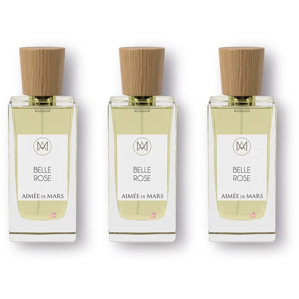 Drei rechteckige Parfümflakons mit Holzdeckeln. Auf den Etiketten steht "BELLE ROSE" und "AIMÉE DE MARS".